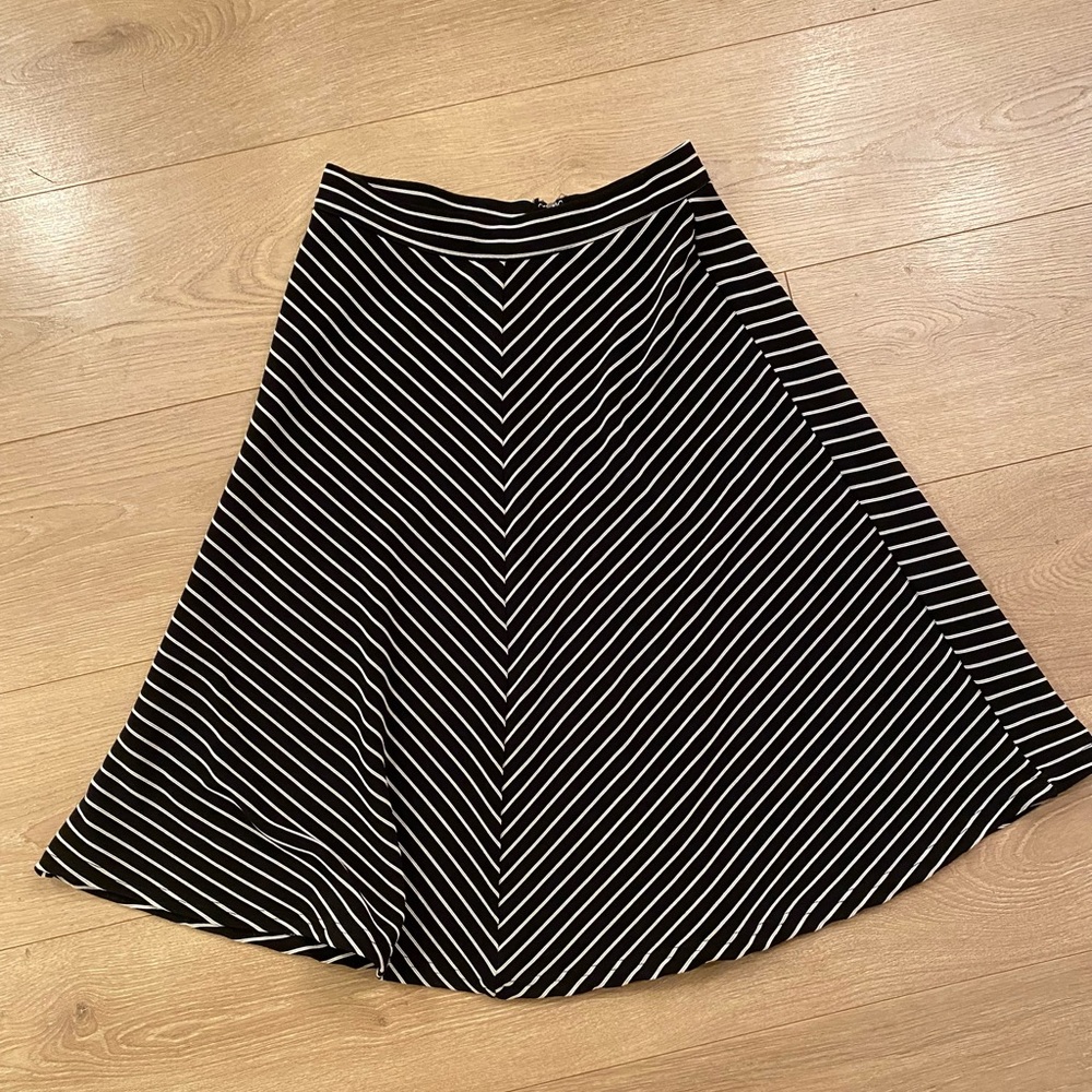 High rise flowy skirt